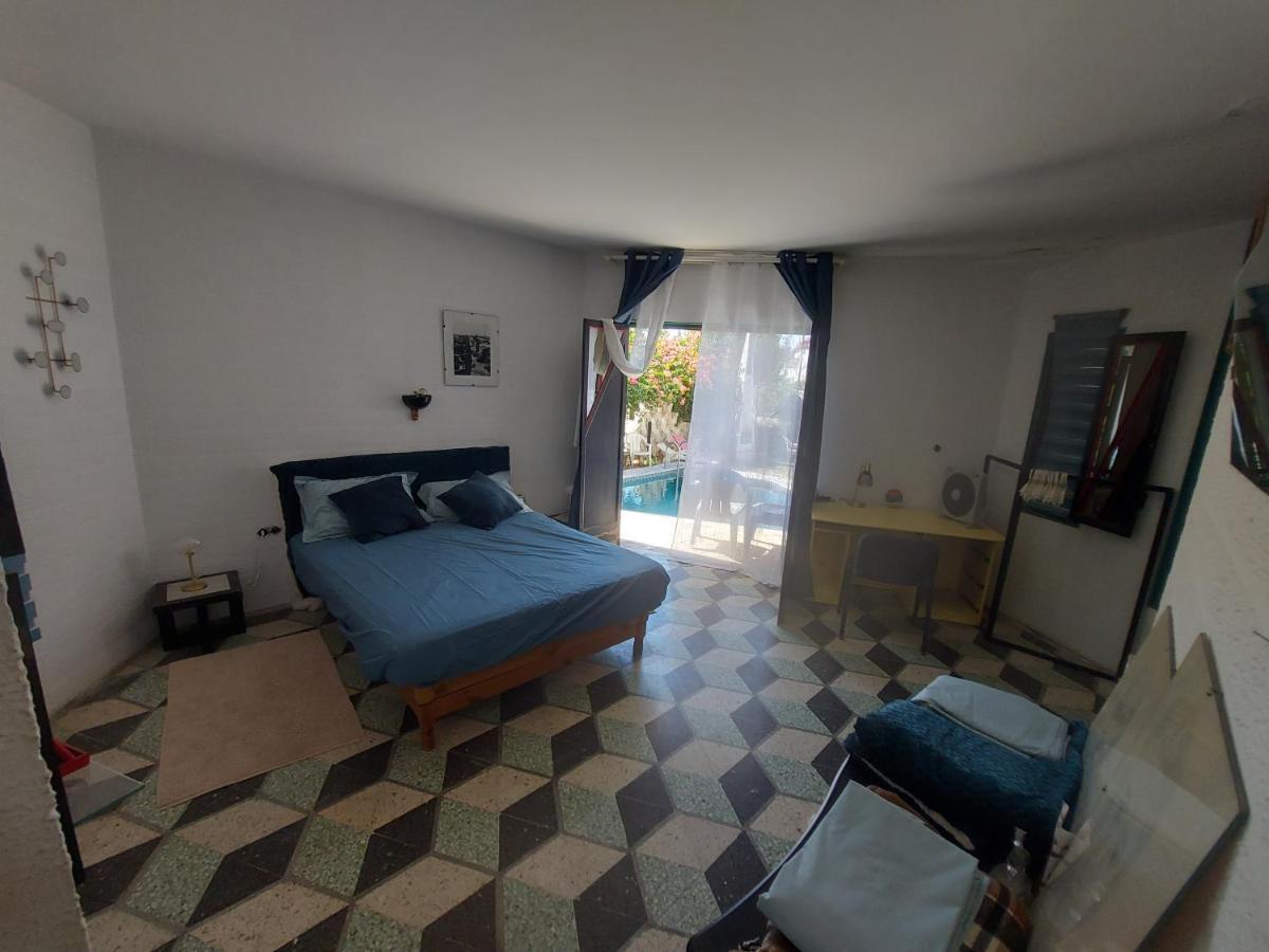 Homestay Dar Hamadi بن جامع A & Its Swimming Pool, Looking For Artists In